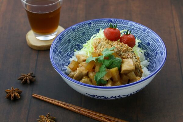 ガッツリ食べたいときの｢白身フライ風もルーローハンも！どっちもよくばり丼｣のイメージ画像